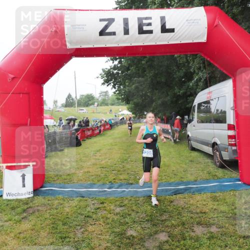 21.06.2025 - 27. Vierlanden-Triathlon MichiJ http://msf.ph/oto/8048144 15.06.2026 14:18:26 Ziel 1208 meine-sportfotos.de