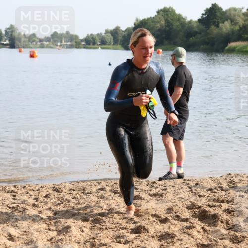 15.06.2025 - 27. Vierlanden-Triathlon Lena Gebhardt http://msf.ph/oto/8048152 15.06.2025 08:59:09 Schwimmen 227, 235 meine-sportfotos.de