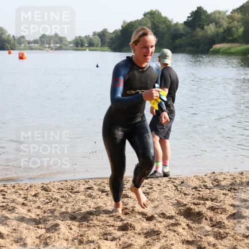 15.06.2025 - 27. Vierlanden-Triathlon Lena Gebhardt http://msf.ph/oto/8048154 15.06.2025 08:59:09 Schwimmen 227, 235 meine-sportfotos.de