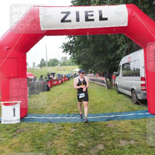 21.06.2025 - 27. Vierlanden-Triathlon MichiJ http://msf.ph/oto/8048161 15.06.2026 14:18:33 Ziel 1272 meine-sportfotos.de