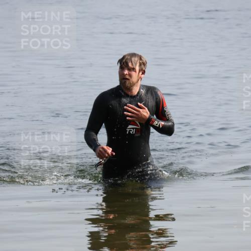 15.06.2025 - 27. Vierlanden-Triathlon Lena Gebhardt http://msf.ph/oto/8048162 15.06.2025 08:59:49 Schwimmen 241 meine-sportfotos.de