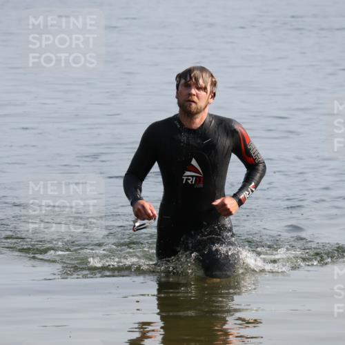 15.06.2025 - 27. Vierlanden-Triathlon Lena Gebhardt http://msf.ph/oto/8048163 15.06.2025 08:59:50 Schwimmen 241 meine-sportfotos.de