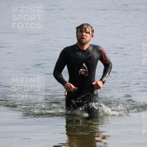 15.06.2025 - 27. Vierlanden-Triathlon Lena Gebhardt http://msf.ph/oto/8048165 15.06.2025 08:59:50 Schwimmen 241 meine-sportfotos.de