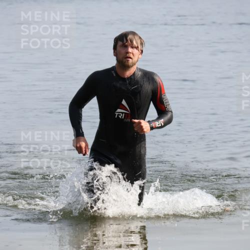 15.06.2025 - 27. Vierlanden-Triathlon Lena Gebhardt http://msf.ph/oto/8048169 15.06.2025 08:59:51 Schwimmen 241 meine-sportfotos.de