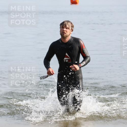 15.06.2025 - 27. Vierlanden-Triathlon Lena Gebhardt http://msf.ph/oto/8048171 15.06.2025 08:59:52 Schwimmen 241 meine-sportfotos.de