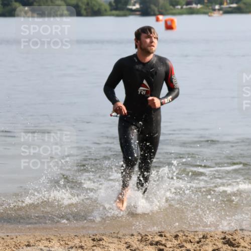 15.06.2025 - 27. Vierlanden-Triathlon Lena Gebhardt http://msf.ph/oto/8048174 15.06.2025 08:59:53 Schwimmen 241 meine-sportfotos.de