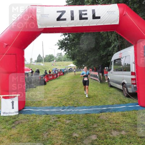 21.06.2025 - 27. Vierlanden-Triathlon MichiJ http://msf.ph/oto/8048175 15.06.2026 14:18:41 Ziel 204 meine-sportfotos.de