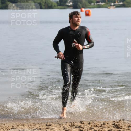 15.06.2025 - 27. Vierlanden-Triathlon Lena Gebhardt http://msf.ph/oto/8048176 15.06.2025 08:59:54 Schwimmen 241 meine-sportfotos.de