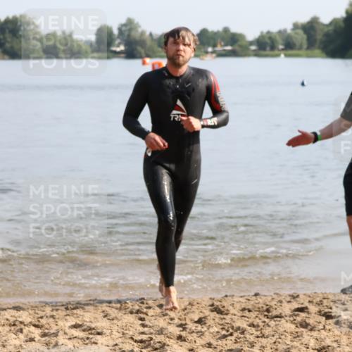 15.06.2025 - 27. Vierlanden-Triathlon Lena Gebhardt http://msf.ph/oto/8048178 15.06.2025 08:59:54 Schwimmen 241 meine-sportfotos.de