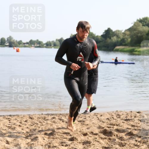 15.06.2025 - 27. Vierlanden-Triathlon Lena Gebhardt http://msf.ph/oto/8048180 15.06.2025 08:59:55 Schwimmen 241 meine-sportfotos.de