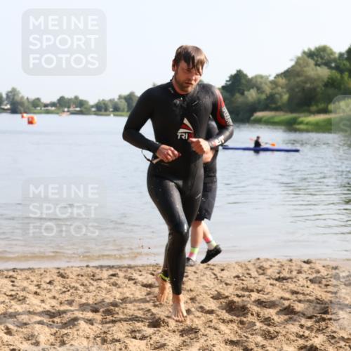 15.06.2025 - 27. Vierlanden-Triathlon Lena Gebhardt http://msf.ph/oto/8048182 15.06.2025 08:59:56 Schwimmen 241 meine-sportfotos.de