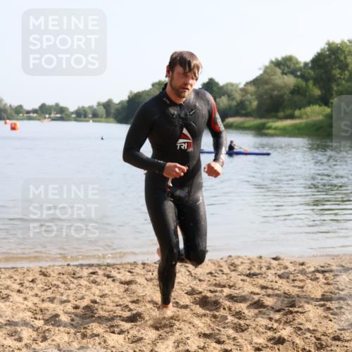 15.06.2025 - 27. Vierlanden-Triathlon Lena Gebhardt http://msf.ph/oto/8048186 15.06.2025 08:59:56 Schwimmen 241 meine-sportfotos.de
