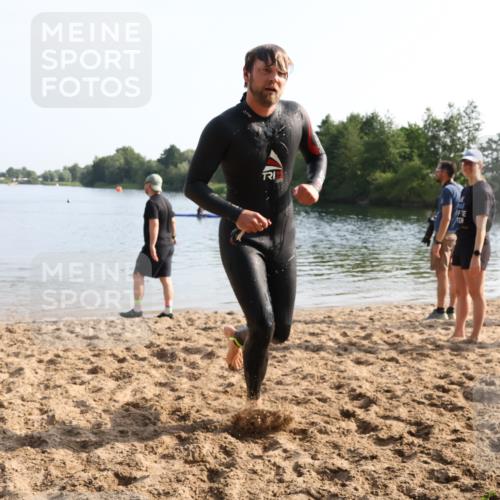 15.06.2025 - 27. Vierlanden-Triathlon Lena Gebhardt http://msf.ph/oto/8048188 15.06.2025 08:59:56 Schwimmen 241 meine-sportfotos.de
