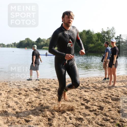 15.06.2025 - 27. Vierlanden-Triathlon Lena Gebhardt http://msf.ph/oto/8048190 15.06.2025 08:59:56 Schwimmen 241 meine-sportfotos.de