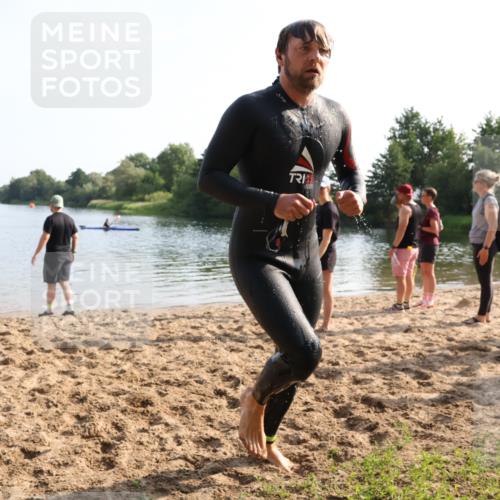 15.06.2025 - 27. Vierlanden-Triathlon Lena Gebhardt http://msf.ph/oto/8048192 15.06.2025 08:59:57 Schwimmen 241 meine-sportfotos.de