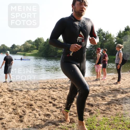 15.06.2025 - 27. Vierlanden-Triathlon Lena Gebhardt http://msf.ph/oto/8048193 15.06.2025 08:59:57 Schwimmen 241 meine-sportfotos.de