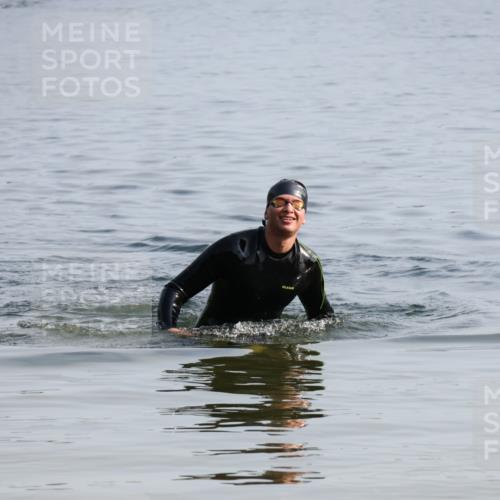 15.06.2025 - 27. Vierlanden-Triathlon Lena Gebhardt http://msf.ph/oto/8048195 15.06.2025 09:00:24 Schwimmen  meine-sportfotos.de