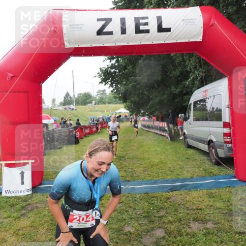 21.06.2025 - 27. Vierlanden-Triathlon MichiJ http://msf.ph/oto/8048198 15.06.2026 14:18:49 Ziel 204, 1216, 1228 meine-sportfotos.de