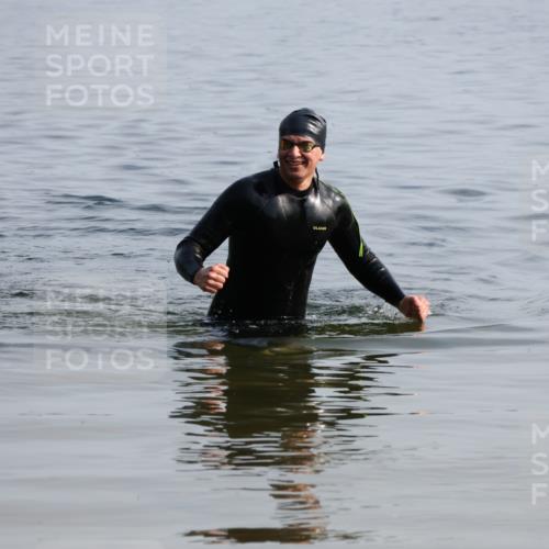 15.06.2025 - 27. Vierlanden-Triathlon Lena Gebhardt http://msf.ph/oto/8048203 15.06.2025 09:00:26 Schwimmen  meine-sportfotos.de