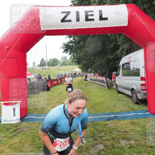 21.06.2025 - 27. Vierlanden-Triathlon MichiJ http://msf.ph/oto/8048204 15.06.2026 14:18:49 Ziel 204, 1216, 1228 meine-sportfotos.de