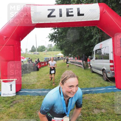 21.06.2025 - 27. Vierlanden-Triathlon MichiJ http://msf.ph/oto/8048211 15.06.2026 14:18:50 Ziel 1216, 1228 meine-sportfotos.de