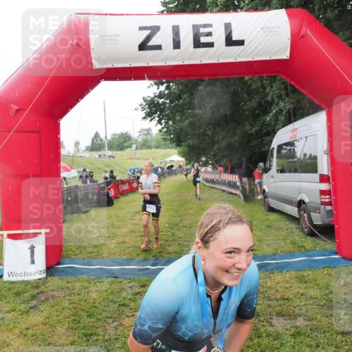 21.06.2025 - 27. Vierlanden-Triathlon MichiJ http://msf.ph/oto/8048213 15.06.2026 14:18:50 Ziel 1216, 1228 meine-sportfotos.de