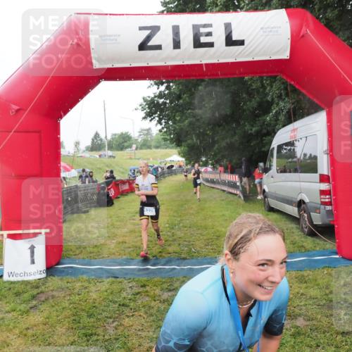 21.06.2025 - 27. Vierlanden-Triathlon MichiJ http://msf.ph/oto/8048215 15.06.2026 14:18:50 Ziel 1216, 1228 meine-sportfotos.de