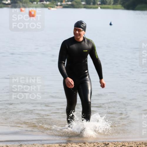 15.06.2025 - 27. Vierlanden-Triathlon Lena Gebhardt http://msf.ph/oto/8048218 15.06.2025 09:00:35 Schwimmen 58 meine-sportfotos.de