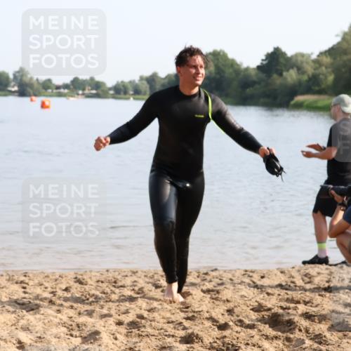 15.06.2025 - 27. Vierlanden-Triathlon Lena Gebhardt http://msf.ph/oto/8048225 15.06.2025 09:00:38 Schwimmen 58 meine-sportfotos.de