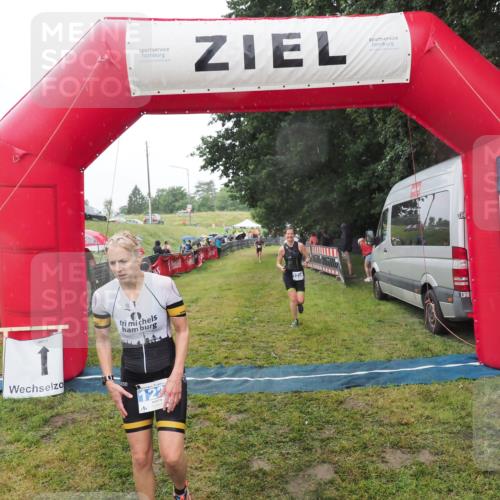 21.06.2025 - 27. Vierlanden-Triathlon MichiJ http://msf.ph/oto/8048226 15.06.2026 14:18:52 Ziel 1216, 1228 meine-sportfotos.de