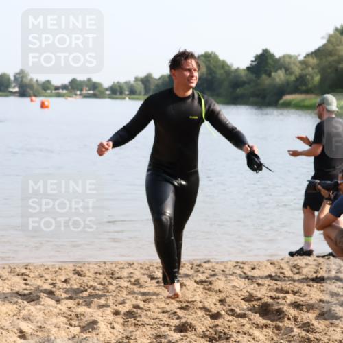 15.06.2025 - 27. Vierlanden-Triathlon Lena Gebhardt http://msf.ph/oto/8048227 15.06.2025 09:00:39 Schwimmen 58 meine-sportfotos.de