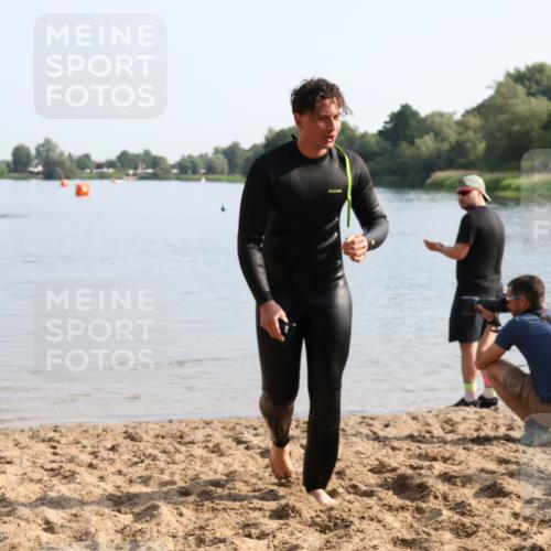 15.06.2025 - 27. Vierlanden-Triathlon Lena Gebhardt http://msf.ph/oto/8048229 15.06.2025 09:00:39 Schwimmen 58 meine-sportfotos.de