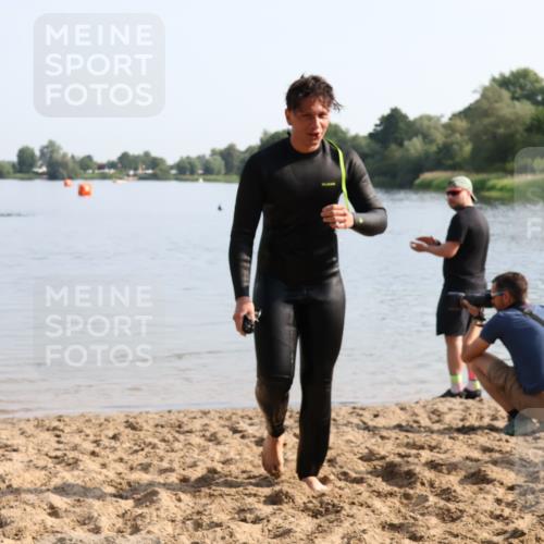 15.06.2025 - 27. Vierlanden-Triathlon Lena Gebhardt http://msf.ph/oto/8048231 15.06.2025 09:00:39 Schwimmen 58 meine-sportfotos.de
