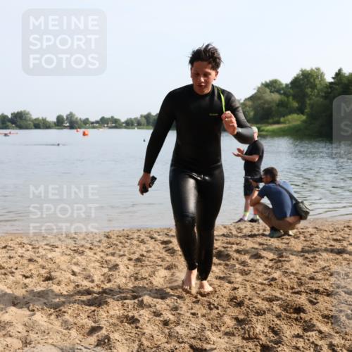15.06.2025 - 27. Vierlanden-Triathlon Lena Gebhardt http://msf.ph/oto/8048233 15.06.2025 09:00:41 Schwimmen 58, 217 meine-sportfotos.de