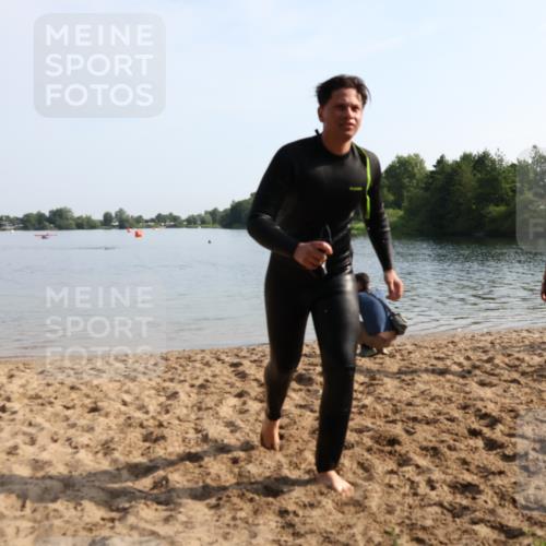 15.06.2025 - 27. Vierlanden-Triathlon Lena Gebhardt http://msf.ph/oto/8048238 15.06.2025 09:00:41 Schwimmen 58, 217 meine-sportfotos.de