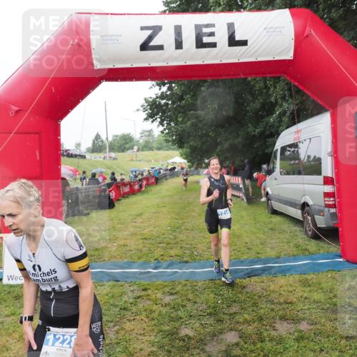 21.06.2025 - 27. Vierlanden-Triathlon MichiJ http://msf.ph/oto/8048241 15.06.2026 14:18:53 Ziel 1216, 1228 meine-sportfotos.de