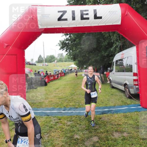 21.06.2025 - 27. Vierlanden-Triathlon MichiJ http://msf.ph/oto/8048245 15.06.2026 14:18:53 Ziel 1216, 1228 meine-sportfotos.de