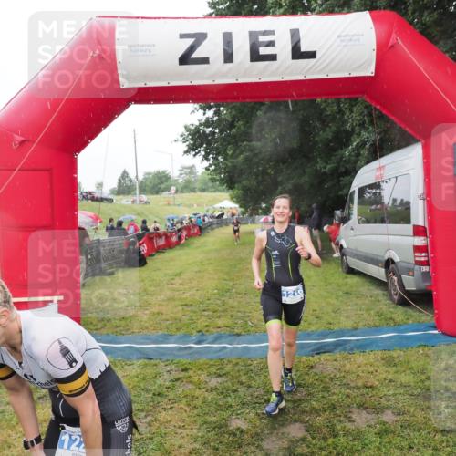 21.06.2025 - 27. Vierlanden-Triathlon MichiJ http://msf.ph/oto/8048248 15.06.2026 14:18:53 Ziel 1216, 1228 meine-sportfotos.de