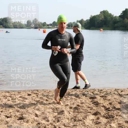 15.06.2025 - 27. Vierlanden-Triathlon Lena Gebhardt http://msf.ph/oto/8048260 15.06.2025 09:00:51 Schwimmen 217 meine-sportfotos.de