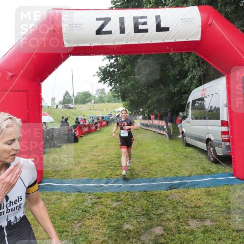 21.06.2025 - 27. Vierlanden-Triathlon MichiJ http://msf.ph/oto/8048261 15.06.2026 14:18:58 Ziel 1196, 1216 meine-sportfotos.de
