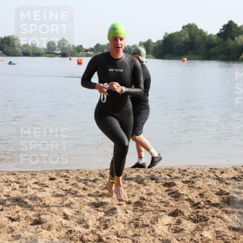 15.06.2025 - 27. Vierlanden-Triathlon Lena Gebhardt http://msf.ph/oto/8048262 15.06.2025 09:00:51 Schwimmen 217 meine-sportfotos.de