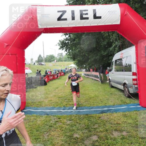 21.06.2025 - 27. Vierlanden-Triathlon MichiJ http://msf.ph/oto/8048263 15.06.2026 14:18:58 Ziel 1196, 1216 meine-sportfotos.de