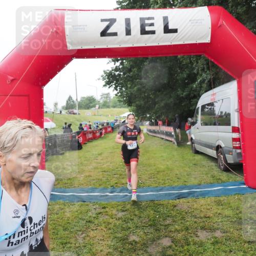 21.06.2025 - 27. Vierlanden-Triathlon MichiJ http://msf.ph/oto/8048267 15.06.2026 14:18:58 Ziel 1196, 1216 meine-sportfotos.de