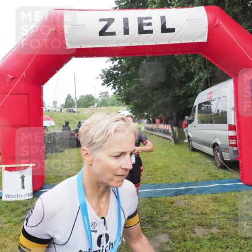21.06.2025 - 27. Vierlanden-Triathlon MichiJ http://msf.ph/oto/8048275 15.06.2026 14:18:59 Ziel 1196, 1216 meine-sportfotos.de