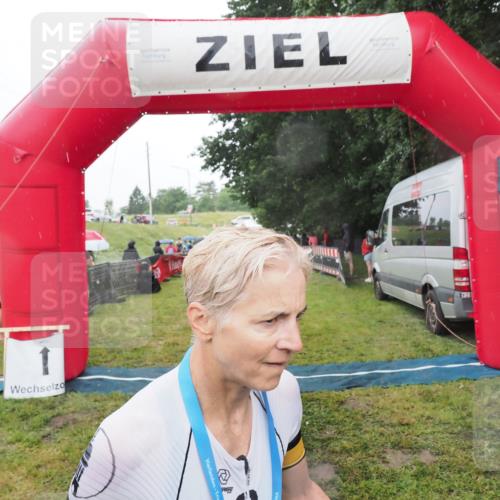 21.06.2025 - 27. Vierlanden-Triathlon MichiJ http://msf.ph/oto/8048277 15.06.2026 14:18:59 Ziel 1196, 1216 meine-sportfotos.de