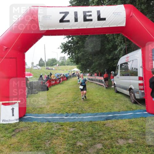 21.06.2025 - 27. Vierlanden-Triathlon MichiJ http://msf.ph/oto/8048284 15.06.2026 14:19:15 Ziel 905 meine-sportfotos.de