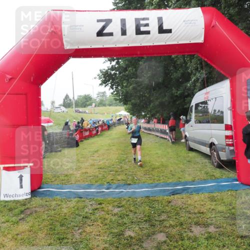 21.06.2025 - 27. Vierlanden-Triathlon MichiJ http://msf.ph/oto/8048286 15.06.2026 14:19:16 Ziel 905 meine-sportfotos.de