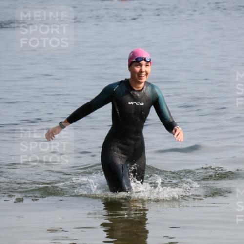 15.06.2025 - 27. Vierlanden-Triathlon Lena Gebhardt http://msf.ph/oto/8048295 15.06.2025 09:01:44 Schwimmen 206, 242 meine-sportfotos.de