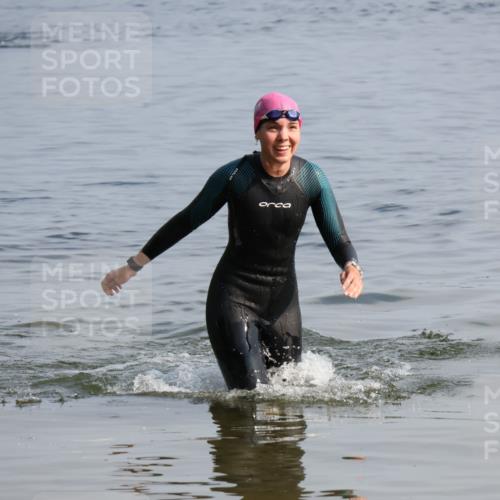 15.06.2025 - 27. Vierlanden-Triathlon Lena Gebhardt http://msf.ph/oto/8048296 15.06.2025 09:01:44 Schwimmen 206, 242 meine-sportfotos.de