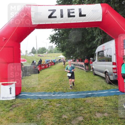 21.06.2025 - 27. Vierlanden-Triathlon MichiJ http://msf.ph/oto/8048297 15.06.2026 14:19:16 Ziel 905 meine-sportfotos.de